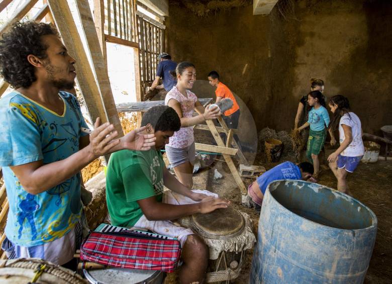 La historia de cómo, con barro y paja, construyen centro cultural en Altavista