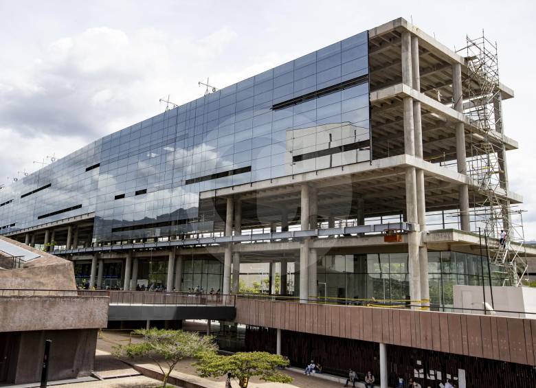 La sede administrativa de la IU Digital de Antioquia está ubicada en la Plaza de la Libertad. Hoy avanzan en la instalación de la fachada flotante de vidrio en tres de sus caras. FOTO jaime pérez