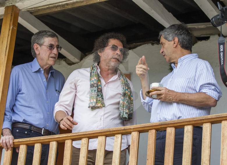 Pastor Alape, del equipo negociador de las Farc, y Rafael Pardo, ministro del Posconflicto, durante inicio de desminado humanitario en el municipio de Briceño, en Antioquia. FOTO Esteban Vanegas