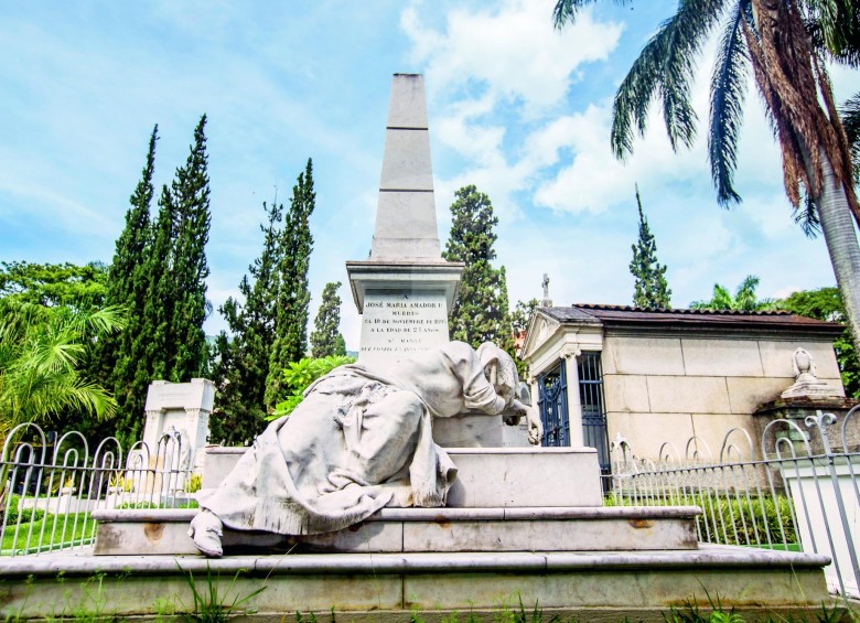 La tumba de José María en el cementerio San Pedro. Dice: “Su madre que confía en Dios consolador”. FOTOS santiago mesa Y ARCHIVO EL COLOMBIANO