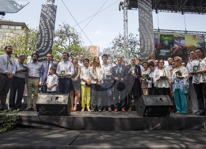 Varias de las víctimas y organizaciones destacadas en la lucha contra el narcotráfico recibieron condecoraciones por parte de la Alcaldía. FOTO Esteban Vanegas Londoño