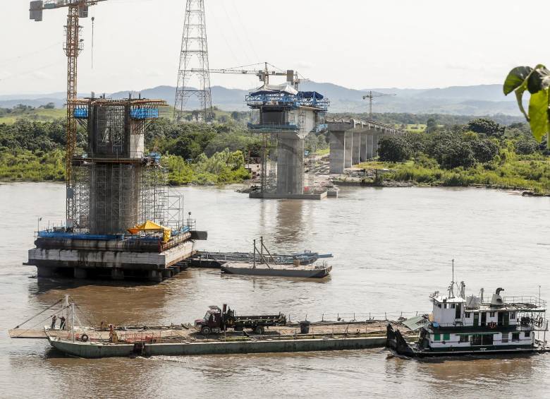 Estado de las obras sobre el puente del río Magdalena, entre Puerto Berrío y Cimitarra (Santander) en abril de 2019. FOTO jaime Pérez.