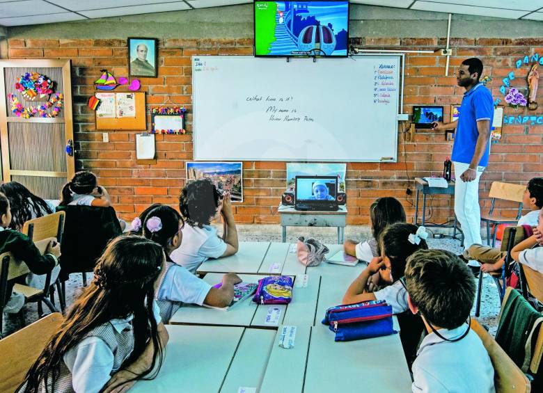 Manuela recibe las clases desde su casa a través de llamadas de Skype. No solo escucha las lecciones, también hace preguntas y aportes a las lecciones de los maestros. FOTO JULIO CÉSAR HERRERA
