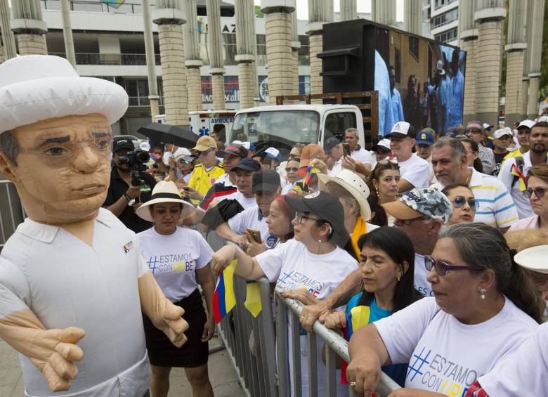 Plantón en Medellín a favor de Uribe