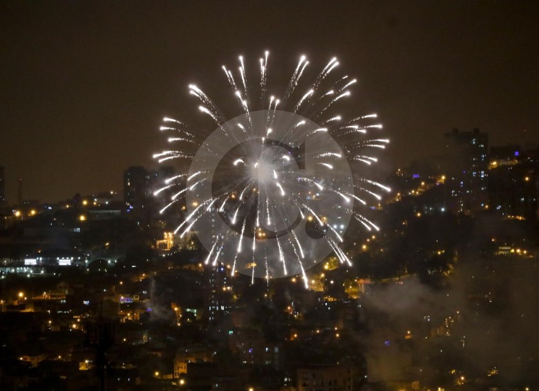 Alborada en Medellín (2017), la noche en la que las balas se confunden entre las detonaciones de pólvora. FOTO ROBINSON SÁENZ 