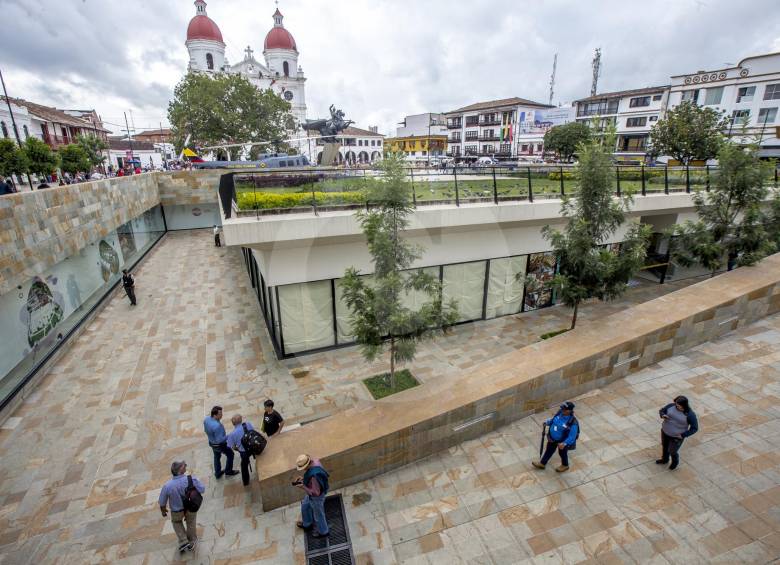 Al, fondo se ve la iglesia principal. A la derecha el ingreso al soterrado por la rampa. FOTO Juan Antonio Sánchez gómez 