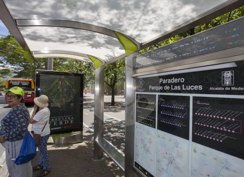 En la ciudad hay 206 paraderos habilitados para informar frecuencias de las rutas. De los 3.200 buses que circulan en Medellín, 560 transmiten datos de sus recorridos a la Secretaría de Movilidad. FOTO Edwin Bustamante