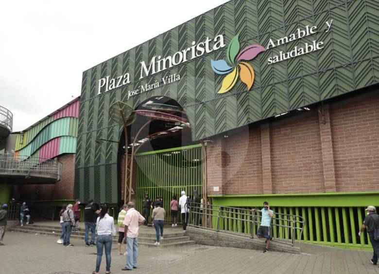 Cerca de 20.000 personas visitaban diariamente la Plaza Minorista, cuyas puertas fueron cerradas ayer. La Alcaldía no ha determinado por cuánto tiempo estará frenada la central, mientras avanzan los estudios de la Secretaría de Salud. FOTO carlos velásquez