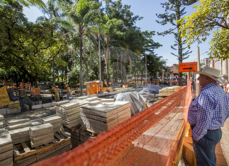 Comerciantes y vecinos de Belén, en la comuna 16, se declaran molestos por las demoras en la renovación del parque. FOTOS CARLOSVELÁSQUEZ