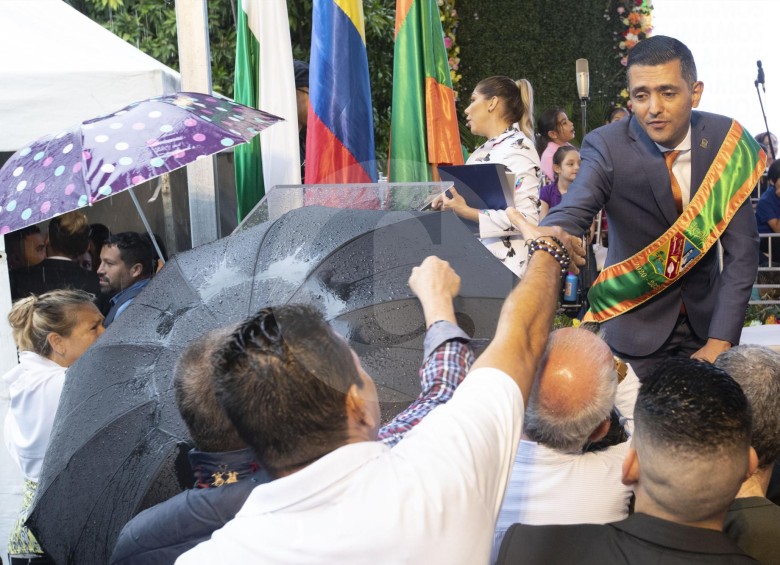 La posesión de Braulio Espinosa (foto) respetó la tradición envigadeña y se hizo en el parque principal de Envigado. La alcaldía saliente entregó un balance de gestión. FOTO edwin bustamante