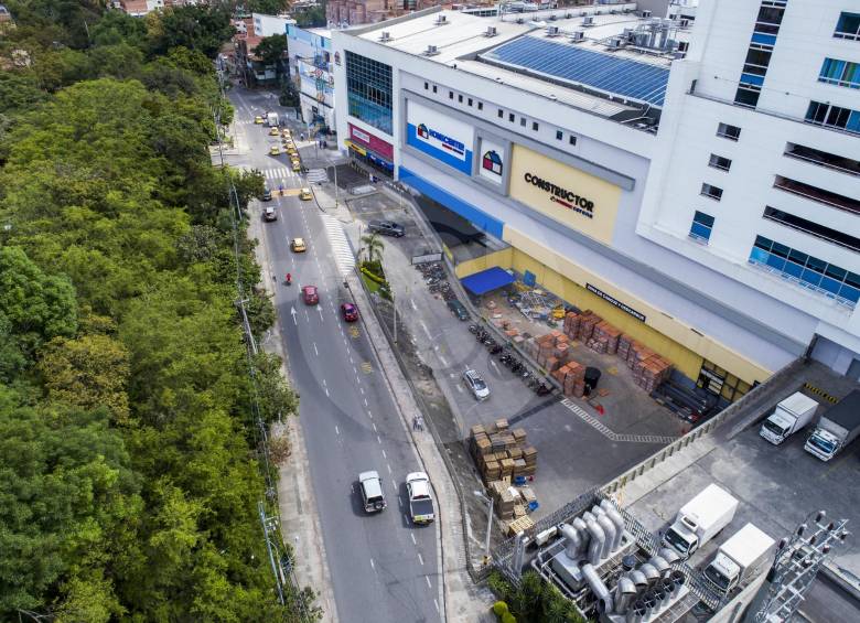 Centro Comercial Los Molinos, ubicado en el occidente de Medellín, limita con la quebrada La Picacha 