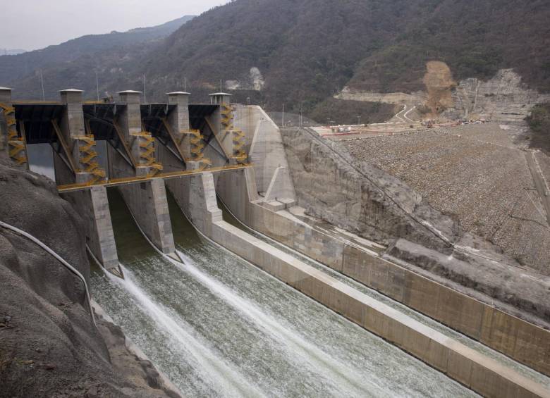 Según el reporte de EPM, de las 6 de la tarde de ayer, el caudal del vertedero en Hidroituango era de 569 m3/seg y con una descarga de 593 m3/seg. FOTO ESTEBAN VANEGAS
