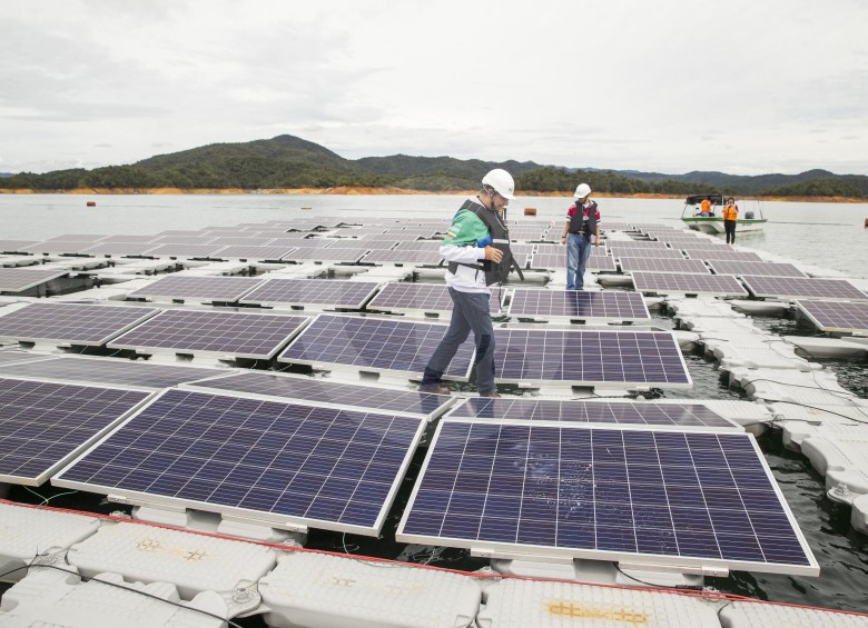 En el embalse El Peñol-Guatapé, ubicado en el Oriente antioqueño, EPM experimenta desde el año pasado con el primer parque solar flotante construido en Hispanoamérica. FOTO Esteban Vanegas