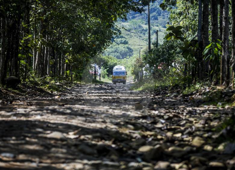 La vía que comunica a La Caucana (foto) también lleva a El Guáimaro. FOTO JULIO CÉSAR HERRERA