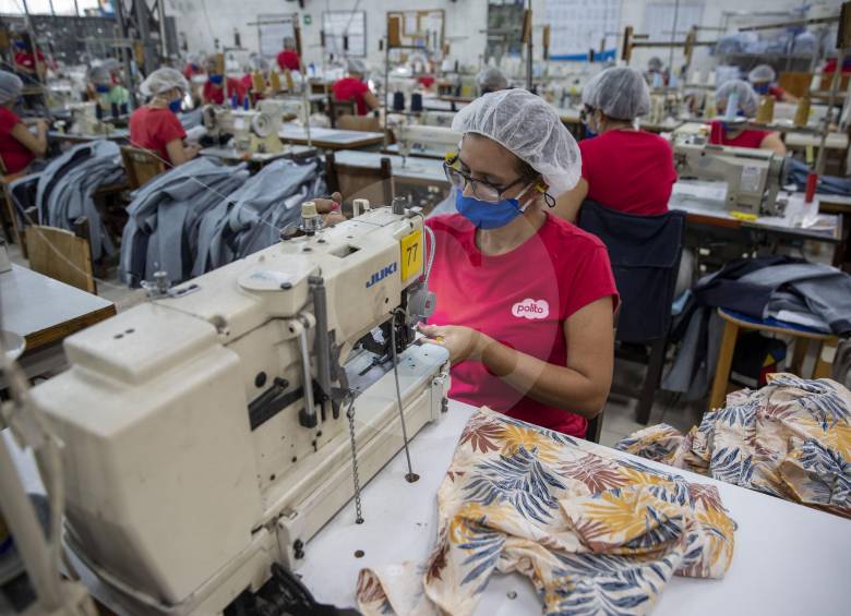 Operarias de Polito volvieron a las máquinas a darle forma a las nuevas creaciones y líneas de vestuario. FOTO Edwin Bustamante