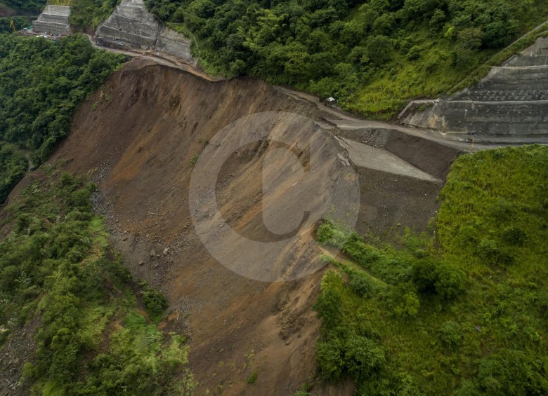 Imagen del derrumbe en el sector La Sinifaná, entre el kilómetro 59 y 60 de la vía Titiribí - Bolombolo. FOTO ESTEBAN VANEGAS
