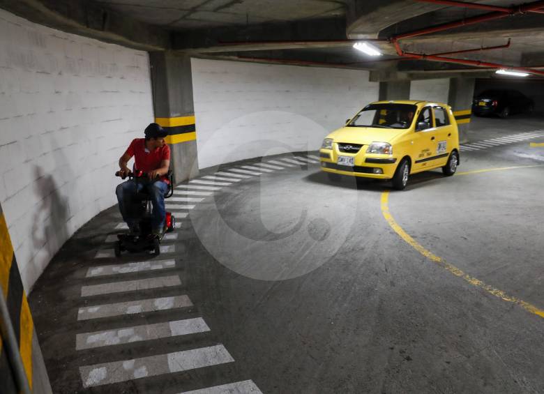 Diego Castro Valencia, al igual que sus vecinos en el edificio Puerto Alegre, debe subir por un costado de la rampa vehicular para llegar a la torre donde está su apartamento. 