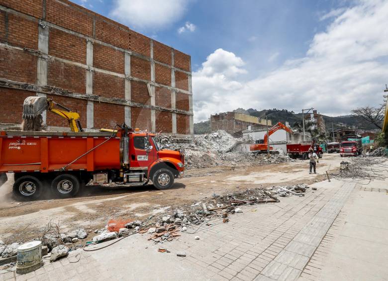 El desmonte dejó 7.500 toneladas de escombros. 15 volquetas llevan el material a un depósito de Caldas. FOTOS JAIME PÉREZ