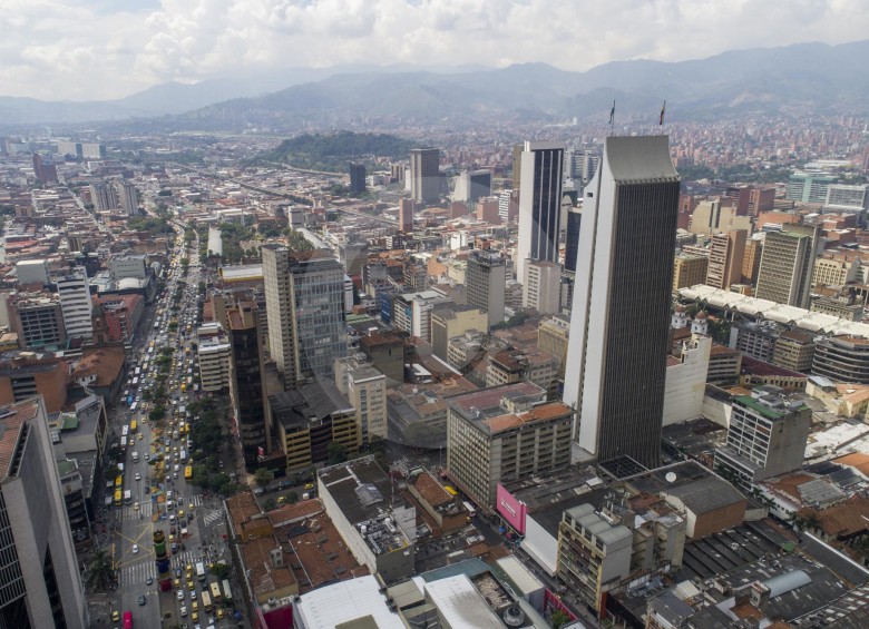 En la década de los 70, en el Centro de Medellín, se construyeron edificios como el Coltejer y la torre Café, con 36 pisos, y aunque apuntaba a que se superara esa altura en El Poblado (izq.), estas torres siguen siendo las más elevadas. FOTOS Esteban Vanegas
