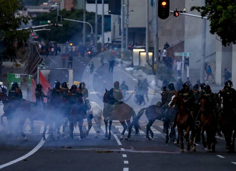 La Alcaldía de Medellín le pidió a la Policía que cese la utilización de caballos en el control de las protestas. FOTO Jaime Pérez