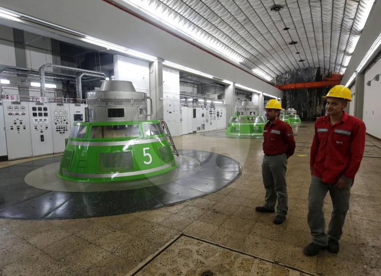La central hidroeléctrica Guatapé (foto) sufrió un incendio de grandes proporciones en enero del año pasado. El de Playas, también en el oriente de Antioquia, aún se investiga. FOTO Manuel Saldarriaga