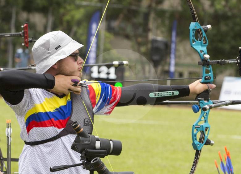 Santiago Arcila Arango y Valentina Acosta Giraldo son los dos arqueros juveniles que debutan en la primera parada de la Copa Mundo 2019 que arranca hoy en la ciudad. FOTO Edwin Bustamante 