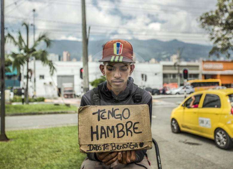 Algunos de los migrantes recurren a trabajos informales y la mendicidad para intentar satisfacer sus nececidades y las de sus familias. Esta imagen es frecuente en vías principales. FOTO Camilo Suarez