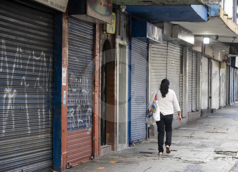 Calles desoladas y unos cuantos peatones en algunas de las principales zonas comerciales del Centro era el panorama en la mañana de ayer. FOTOS Jaime Pérez M.