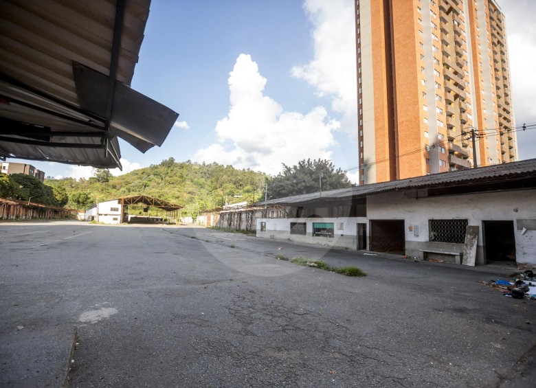 El patio utilizado por la Secretaría de Movilidad de Medellín estaba ubicado en la calle 53 con carrera 73. En el lote, que es de privados, desarrollarían un proyecto de vivienda. FOTO carlos velásquez