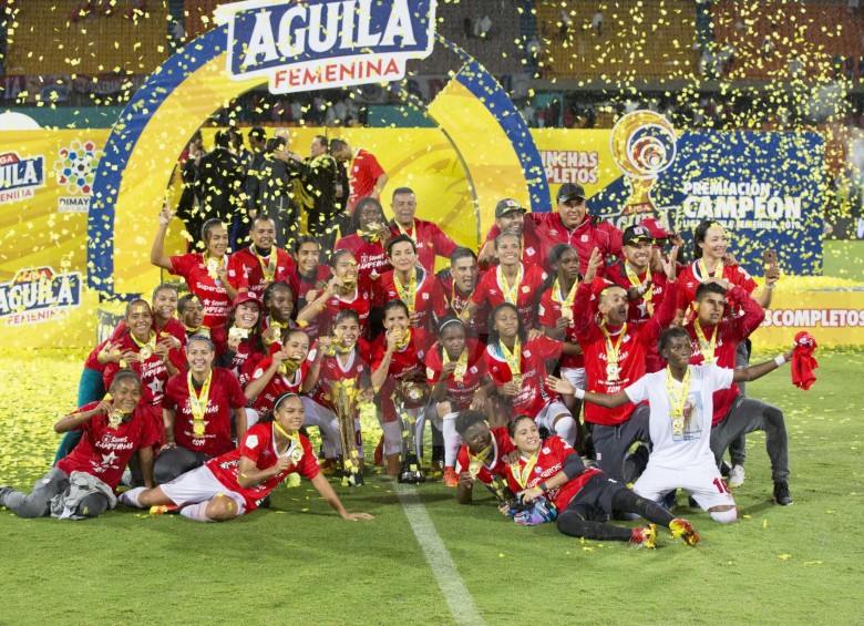Celebración del América en el Atanasio tras ganar la Liga Femenina. FOTOS Edwin Bustamante