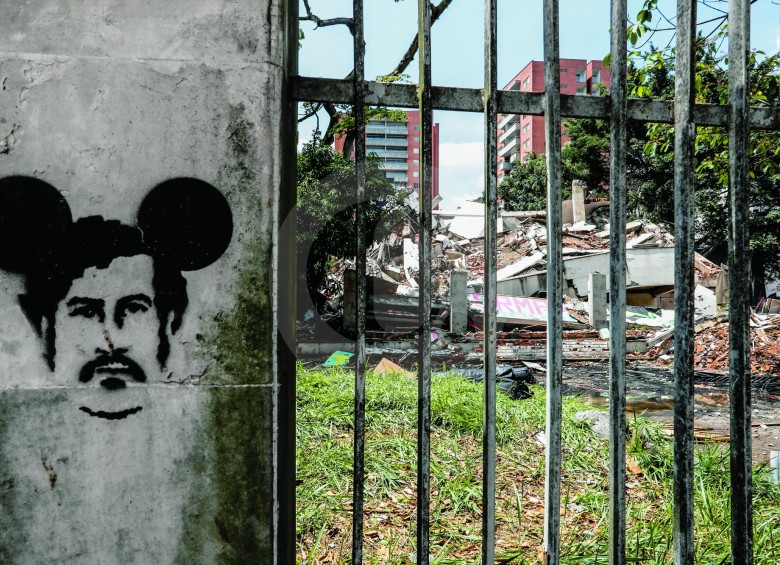 Varios esténcil con la cara de Pablo Escobar fueron pintados en los muros exteriores del edificio. Así se veía el sitio ayer en la tarde. FOTO jaime pérez