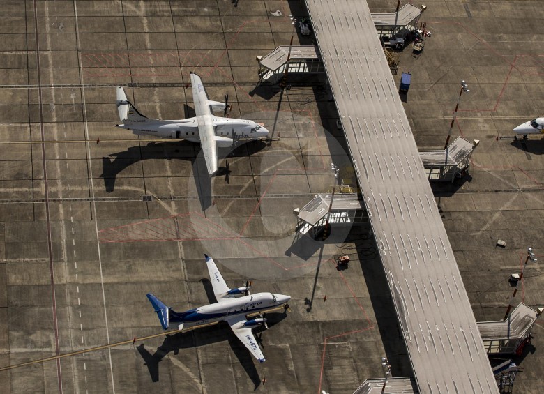 Los aeropuertos del país preparan estrictos protocolos que priorizarán el distanciamiento de pasajeros y trabajadores de aerolíneas. Los vuelos comerciales no operan desde marzo. FOTO Jaime Pérez
