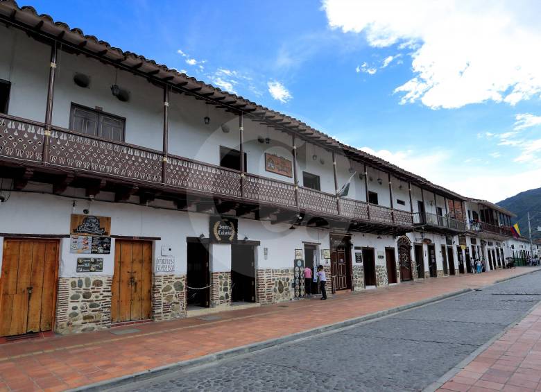El parque principal de Santa Fe de Antioquia, en el occidente antioqueño, evidencia el impacto comercial de la falta de turismo. Hoteles y bares, los más afectados en la pandemia FOTO JAIME PÉREZ M.