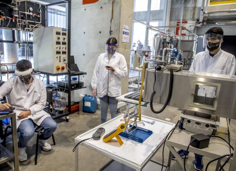 Los estudiantes deben cumplir con el distanciamiento social en los laboratorios. Los equipos son sometidos a desinfecciones para evitar contagios de covid-19. FOTO juan antonio sánchez