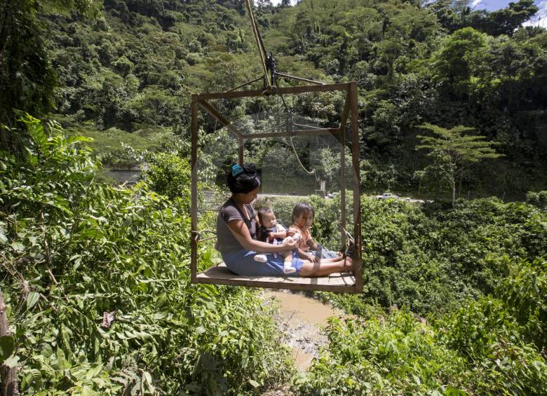 Mientras la comunidad de Mondromandó debe cruzar un puente colgante sobre el río Sucio para salir y entrar a su territorio, la de la Lejía pasa en garrucha. Ambos sistemas deben mejorarse para evitar una tragedia. FOTOs Jaime Pérez