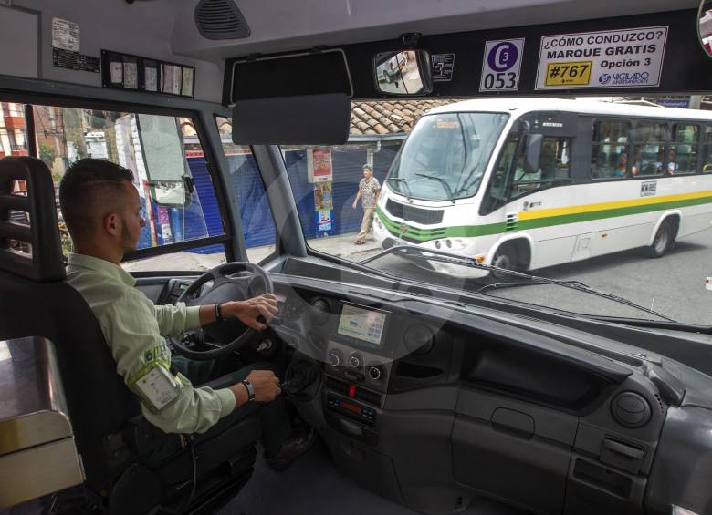 Con el modelo de caja única y recaudo con tarjeta Cívica, se evita la guerra del centavo entre los conductores de buses de una misma ruta y baja el riesgo de atracos. FOTO manuel saldarriaga