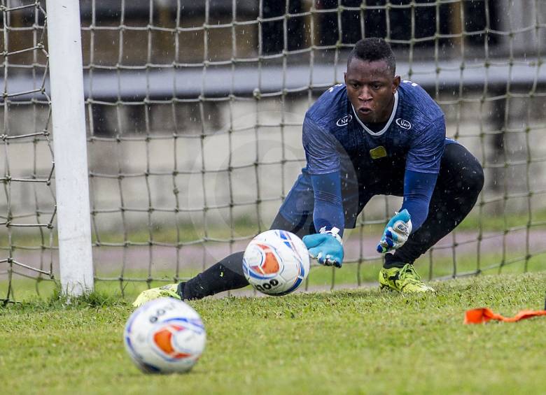 Con sus 1,83 metros de estatura, Cristian Arroyave trabaja para hacerse a un nombre en el fútbol colombiano. Por el momento ya lo reconocen como el antipenal de Leones. FOTO jaime pérez