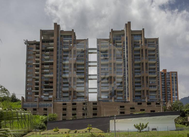 Continental Towers, con 114 viviendas, uno de los proyectos en que participó Aristizábal. Evacuaron 71 familias. FOTO Edwin Bustamante
