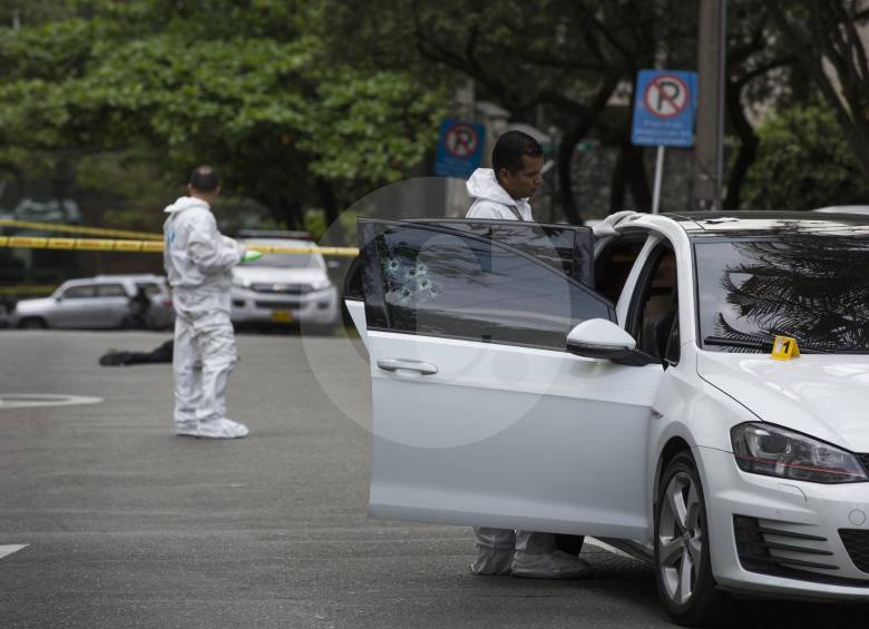 Según las autoridades, en este carro se transportaban las personas que iban a ser víctimas de los asaltantes. En el fuego cruzado murió un sospechoso y otro salió herido. FOTO Edwin Bustamante