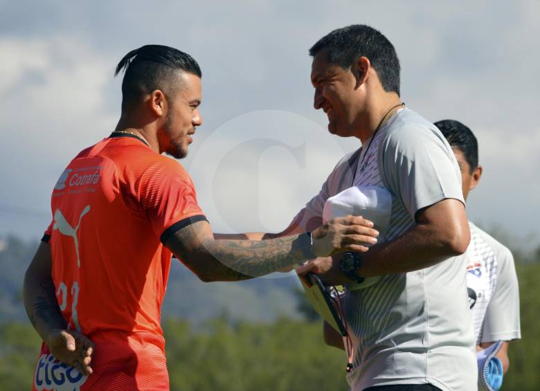 Aldo Bobadilla saluda a Leonardo Castro. Ayer comenzó en firme su proceso en el Medellín. FOTO cortesía DIM
