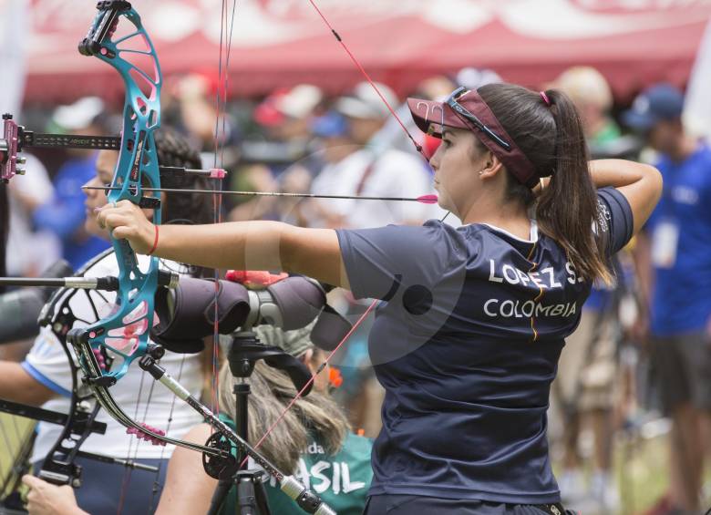 Sara López ganó cupo a Lima y juega la final del arco compuesto mixto. FOTO edwin bustamante 