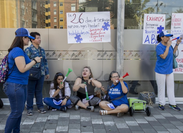 El 31 de agosto de 2018, alrededor de 70 familias de niños con dificultades cognitivas protestaron en la sede de Coomeva FOTO Santiago Mesa