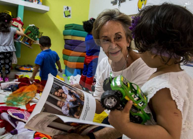 La Casita de Nicolás tiene una capacidad para atender 70 niños. Charlie (foto) es parte de los 48 menores de edad que hoy viven allí. A su lado, Pilar Gómez de Tamayo. FOTO julio césar herrera