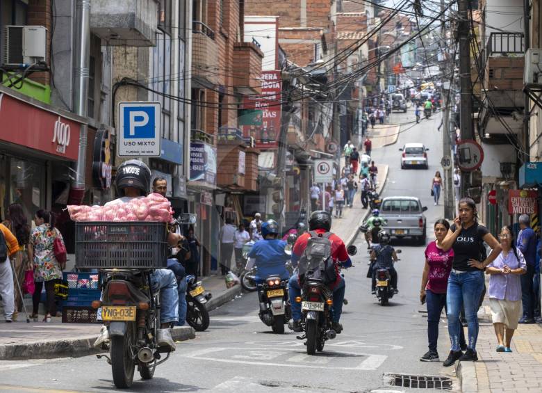 Girardota (foto) es el único municipio que se mantuvo al margen de la decisión y sigue sin pico y placa. Camiones y volquetas tendrán restricción de 9 horas desde el lunes. FOTO edwin bustamante