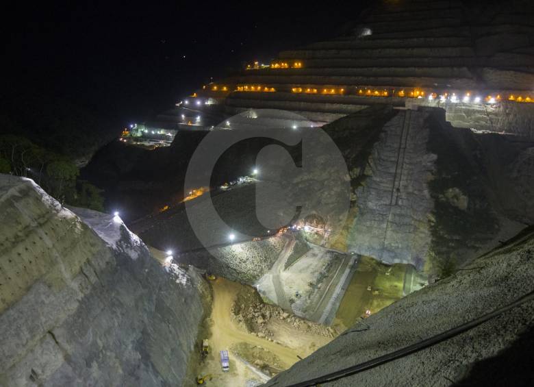 La presa tiene 1 km de largo en base y un ancho de entre 600 y 700 metros, es una gran estructura en roca con un núcleo central de arcilla. FOTOS Donaldo Zuluaga