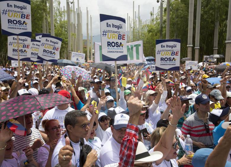 Plantón en Medellín a favor de Uribe