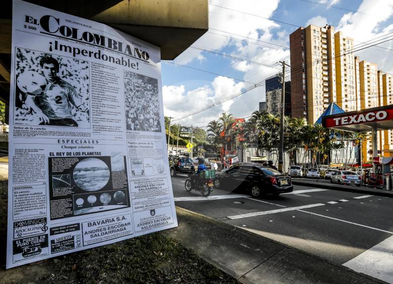 En la avenida Las Palmas, cerca de la discoteca en la que fue asesinado el futbolista, también se instaló una valla de homenaje.
