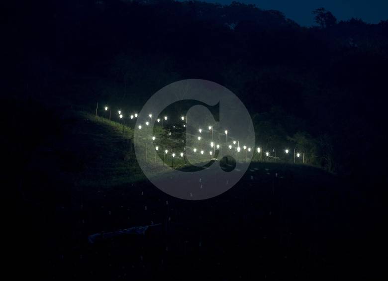 Así se iluminan las veredas del Norte del Cauca mientras madura la marihuana. FOTO Juan Antonio Sánchez