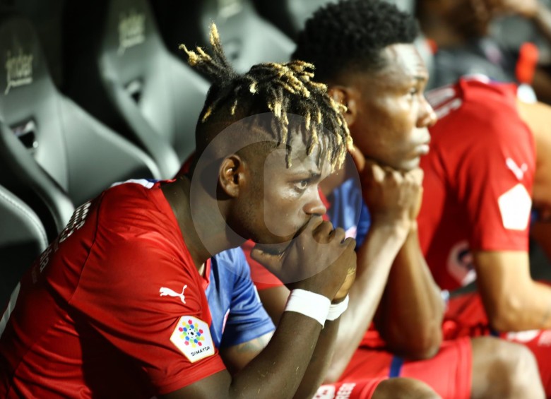 El rostro de Déinner Quiñones y sus compañeros en el banco reflejan la tristeza del Medellín tras la eliminación ante el Tolima, anoche en el estadio Atanasio Girardot. FOTO Edwin Bustamante