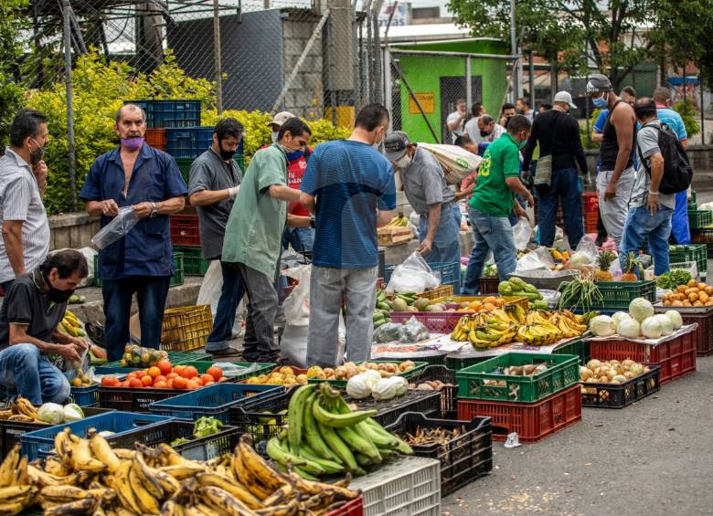 Vendedores a las afueras de la Plaza Minorista. FOTOS CAMILO SUÁREZ